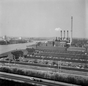 84665 Overzicht van een gedeelte van de Schepenbuurt te Utrecht, vanaf de silo van de Tabaksfabriek, koffiebranderij, ...